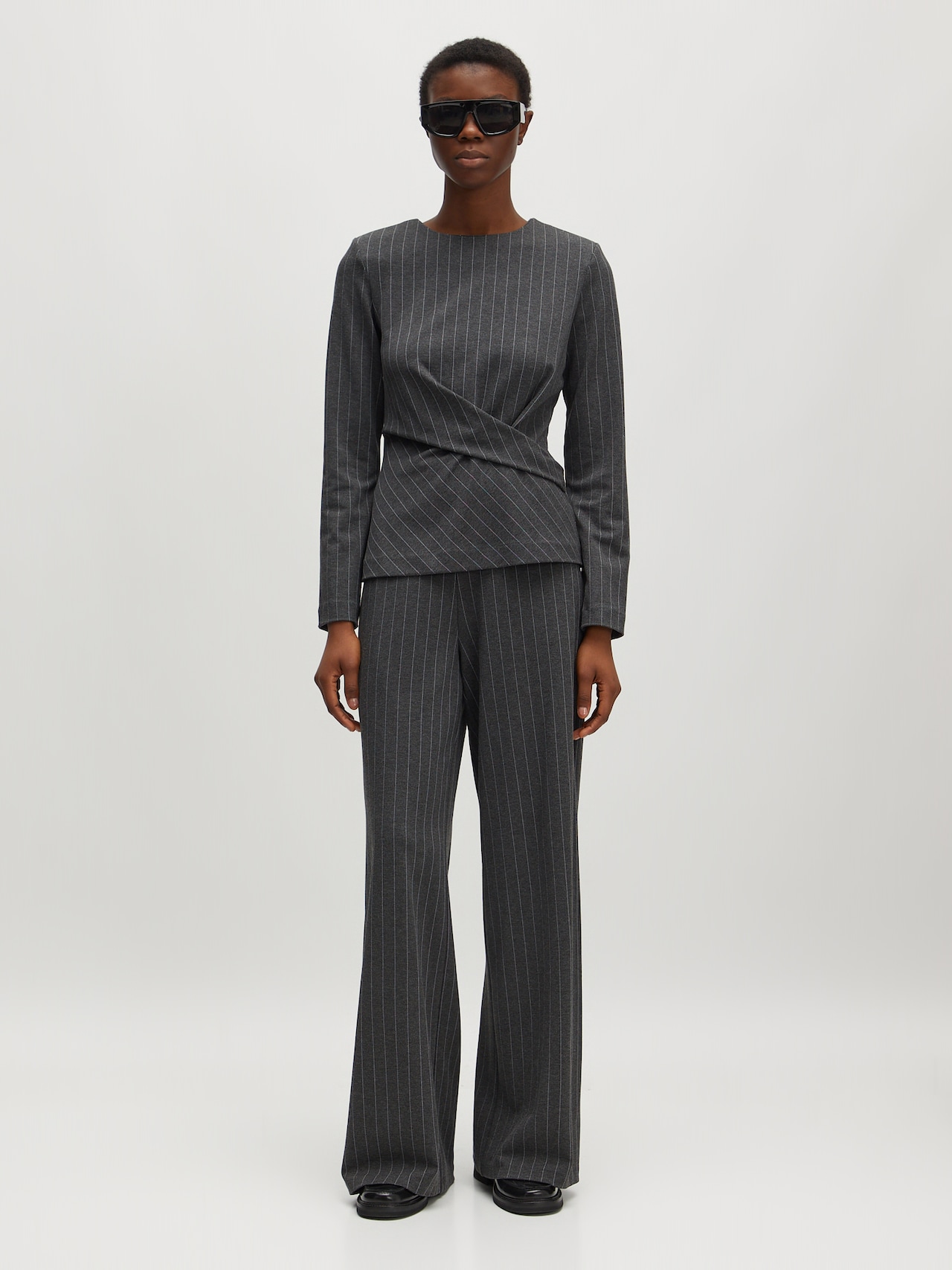 EDITED Shirt 'Vasca' Grijs