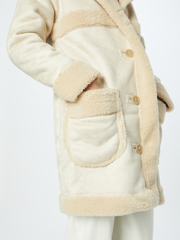 HOLLISTER Přechodný kabát – bílá