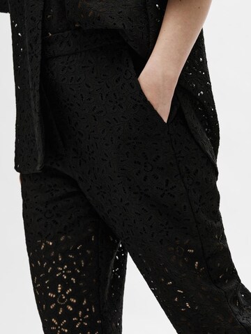 Flared Pantaloni 'KAROLA' di SELECTED FEMME in nero