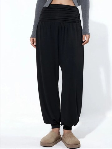 Tapered Pantaloni 'Hose' de la Busem pe negru: față
