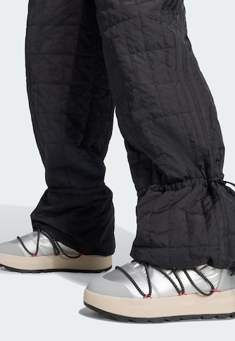 ADIDAS SPORTSWEAR - Pierna ancha Pantalón deportivo 'Adidas x MOON BOOT' en negro