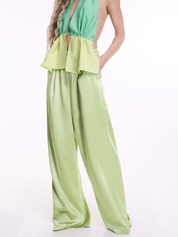 ABOUT YOU x Emili Sindlev Wide leg Bandplooibroek 'Elva' in Groen: voorkant