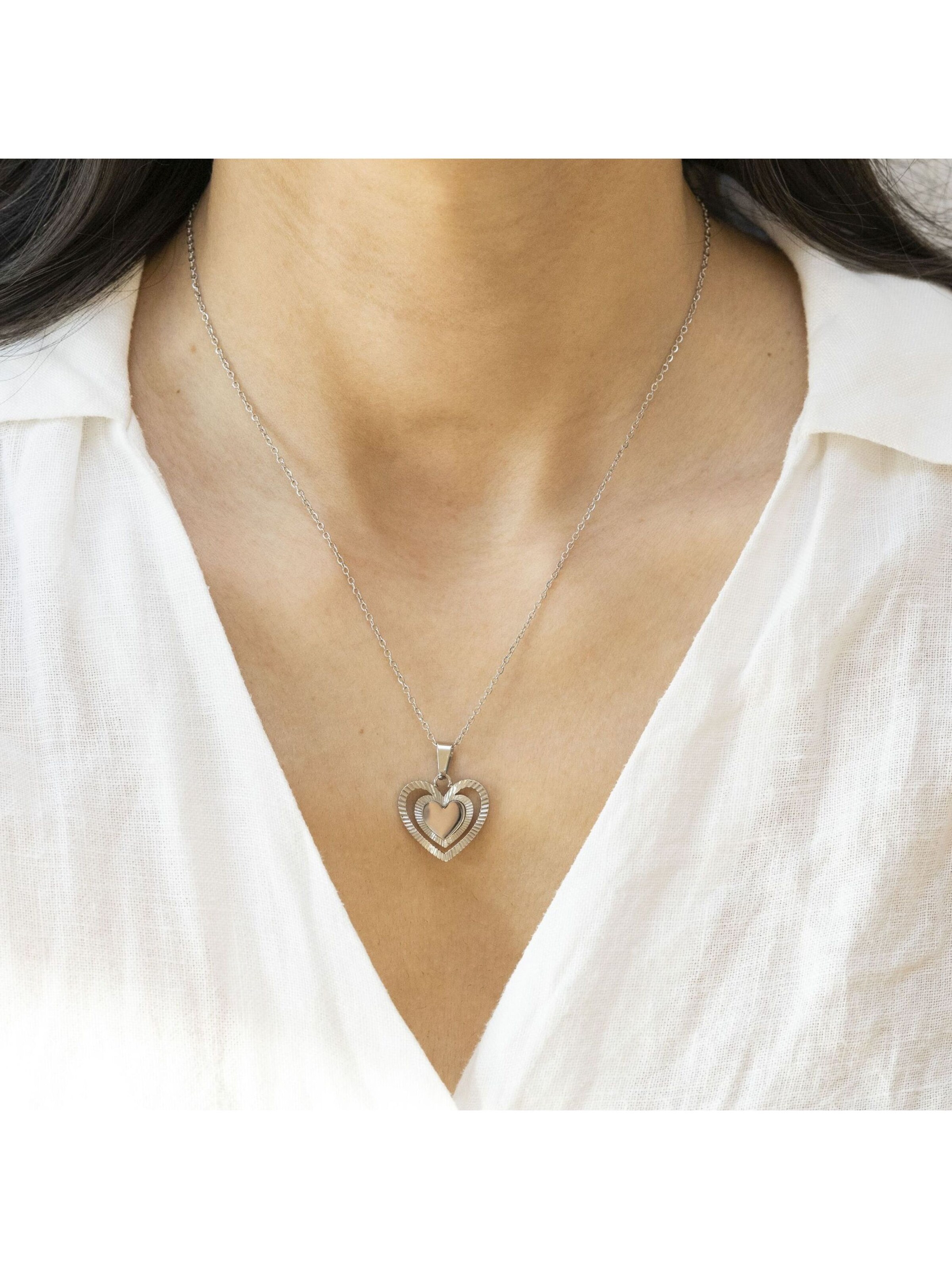 Zeeme Necklace in White: front