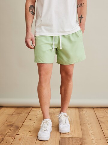 DAN FOX APPAREL Badeshorts 'Ole' i grøn: forside