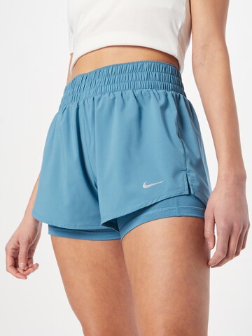 NIKE Regular Sportshorts in Blau