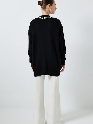 Pull-over 'Sweater With Pearl Collar' Touché Privé en noir