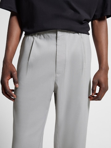 Bershka Regular Pleat-front trousers in Grey