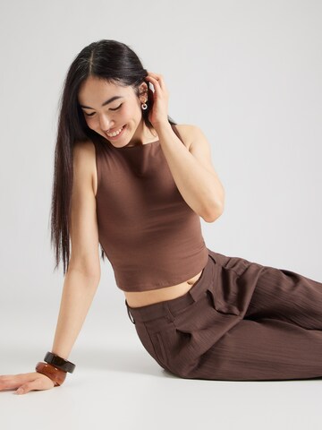 GAP Top – hnědá: přední strana