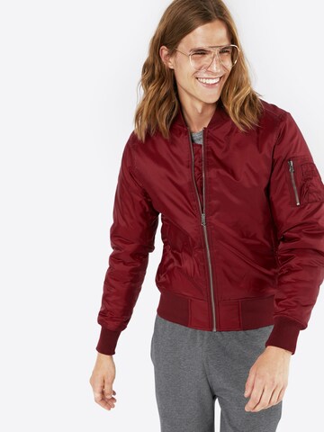 Veste mi-saison Urban Classics en rouge : devant