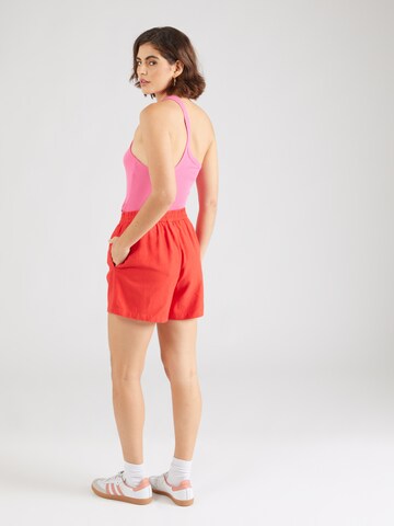 Regular Pantalon 'PCMILANO' PIECES en rouge
