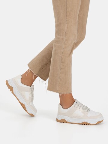 Baskets basses Bershka en beige : devant