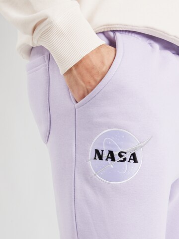 Tapered Pantaloni 'NASA' di ALPHA INDUSTRIES in lilla