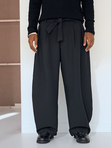 BershkaBarrel Hlače s naborima - crna boja: prednji dio