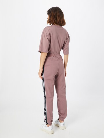 ADIDAS ORIGINALS Zwężany krój Spodnie 'Cuffed Tape' w kolorze fioletowy