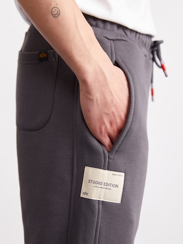 Loosefit Pantalon 'Studio Edition' ALPHA INDUSTRIES en gris