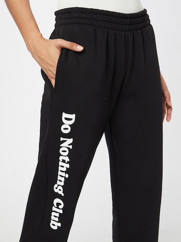 On Vacation Club Tapered Hose 'Do Nothing Club' in Schwarz