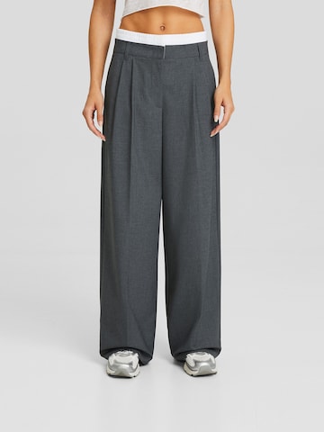Bershka Wide leg Pleat-front trousers in Grey: front