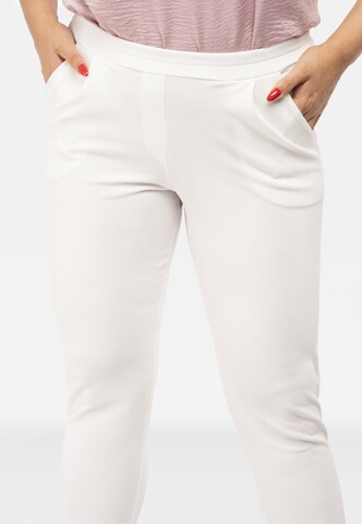 Coupe slim Pantalon à pince ' ERYKA ' Karko en blanc