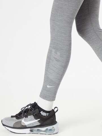 NIKE Skinny Sportovní kalhoty – šedá