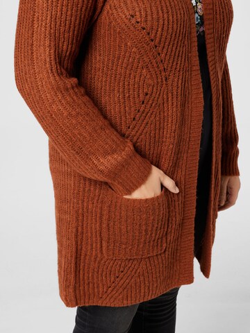 Cardigan 'Carbernie' ONLY Carmakoma en marron