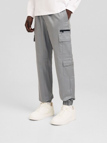 Bershka Regular Cargo Pants in Grey: front