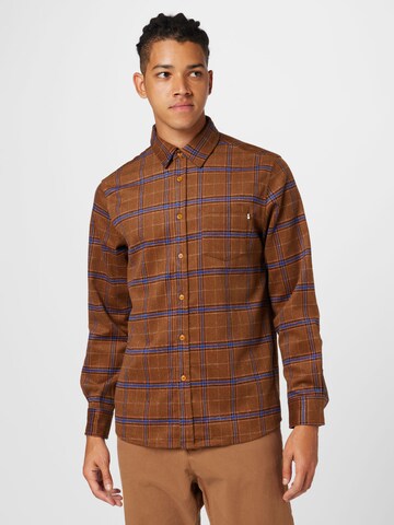 Coupe regular Chemise 'Alto' Wemoto en marron : devant