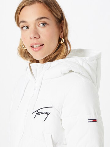 Tommy Jeans Демисезонная куртка в Белый