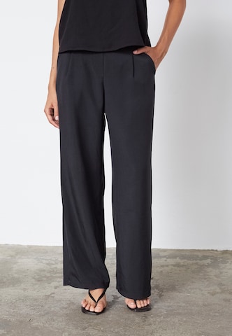 Wide leg Pantaloni con pieghe 'VIKSA' di SISTERS POINT in nero: frontale