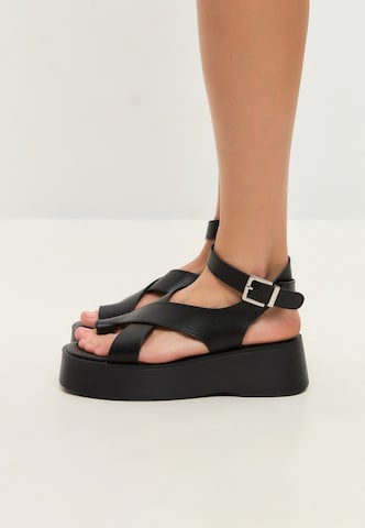 CESARE GASPARI Teenslipper in Zwart