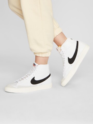 Sneaker alta 'Blazer Mid 77 Vintage' di Nike Sportswear in bianco