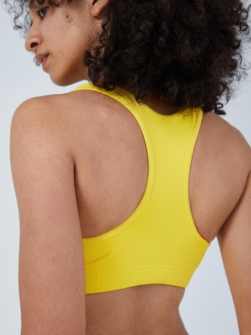 Bustino Reggiseno sportivo 'Wide Straps' di SPORTKIND in giallo