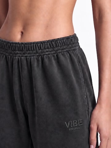 V!BE STUD!OS Обычный Спортивные штаны в Черный