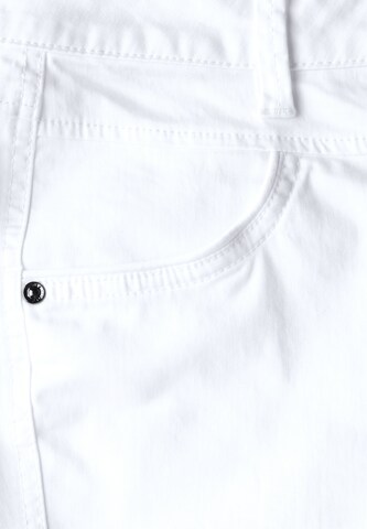 STREET ONE Regular Shorts in Weiß