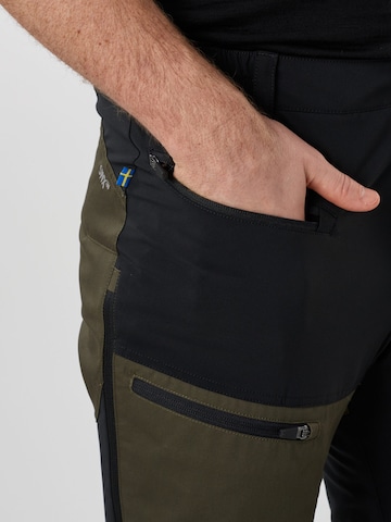 SWEDEMOUNT - regular Pantalón de montaña 'Nordkap' en verde