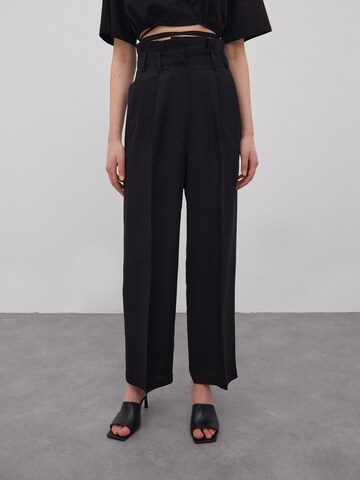 EDITED Loose fit Pleat-front trousers 'Becky' in Black: front