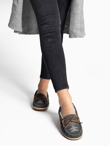 Minnetonka Moccasin 'Tilia' in Grey: front