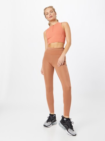 NIKE Skinny Spodnie sportowe w kolorze brązowy