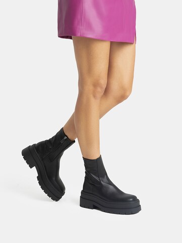 Bershka Chelsea boots in Black: front