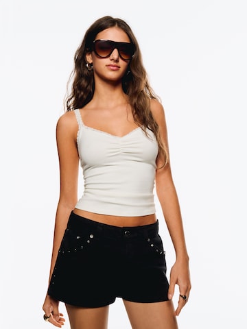 Bershka Regular Jeans in Zwart: voorkant