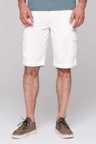 CAMP DAVID Regular Cargo Pants in White: front