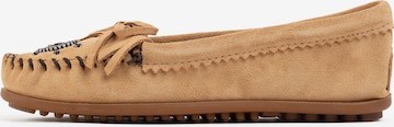 Minnetonka Мокасины 'Me to we' в Коричневый: спереди
