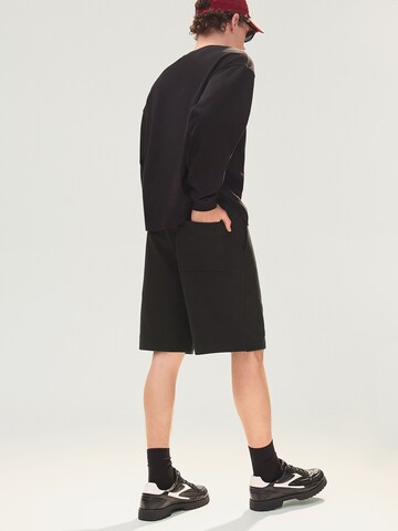 BershkaLoosefit Hlače - crna boja