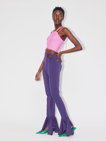ABOUT YOU REBIRTH STUDIOS Rozkloszowany krój Spodnie 'ARWEN' w kolorze fioletowy
