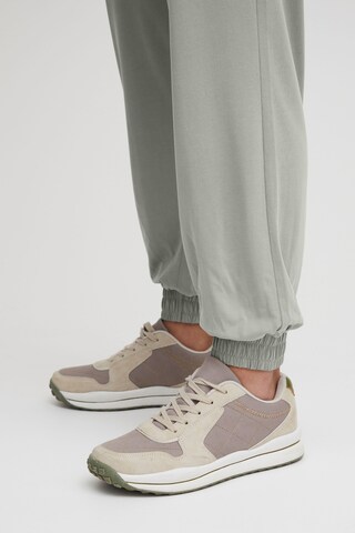 Oxmo - Tapered Calças 'Brianna' em verde