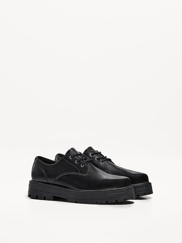Bershka Schnürschuh in Schwarz