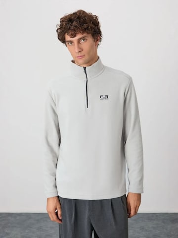 Tommy Life Sweater in Grey: front