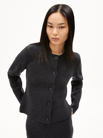 Cardigan 'Olwenaa' ARMEDANGELS en gris : devant