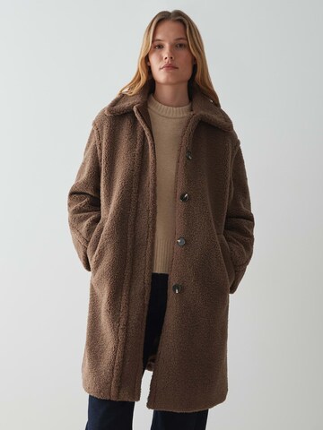OPUS Between-seasons coat 'Heddy' in Brown: front