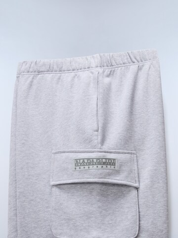 NAPAPIJRI regular Παντελόνι 'N-BOX LOGO CARGO' σε γκρι