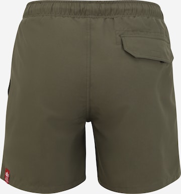 ALPHA INDUSTRIES Badeshorts in Grün